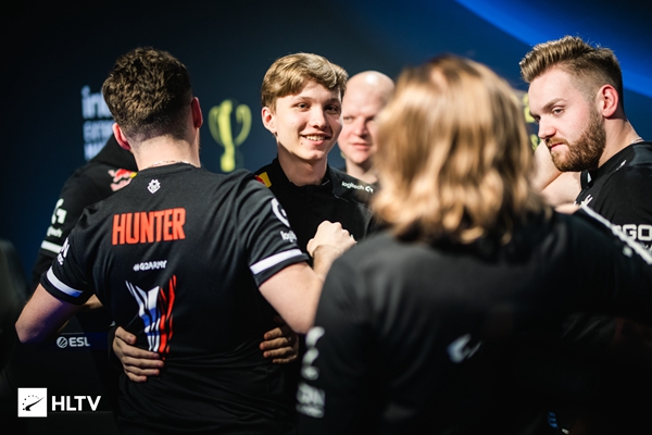 T1 在世界锦标赛中？VIT 玩家状态全无，被 T1 打到所有选手都处于红热状态！ T1 2-1 VIT